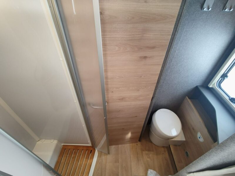 samochody kempingowe Dethleffs JUST GO T7055 EB (2025) Zimowy Just Go w automacie od Dethleffs! Kamper na bazie nowego Forda