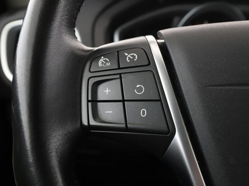 Volvo V40 full LED jasne skóry klima auto czujniki parkowania grzane fotele II (2012-)