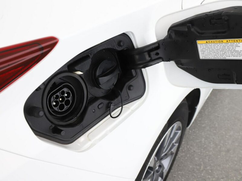 Toyota Prius PHEV full LED navi klima auto kamera cofania IV (2015-2023)