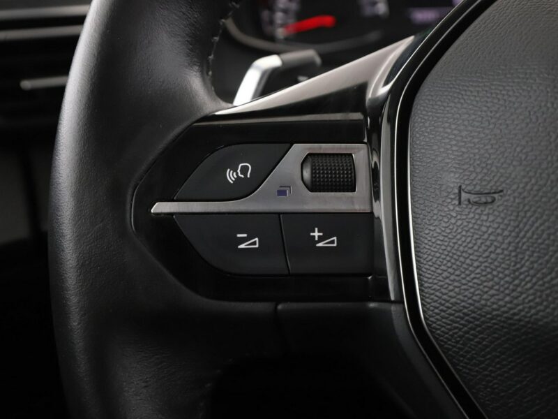 Peugeot 2008 automat LED klima auto kamera i czujniki parkowania II (2019-)