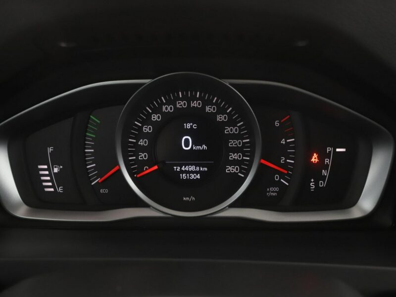 Volvo V60 2.0D Automat Business Navi Tempomat Grzane Fotele BiXenon Kamera PDC I (2010-2018)
