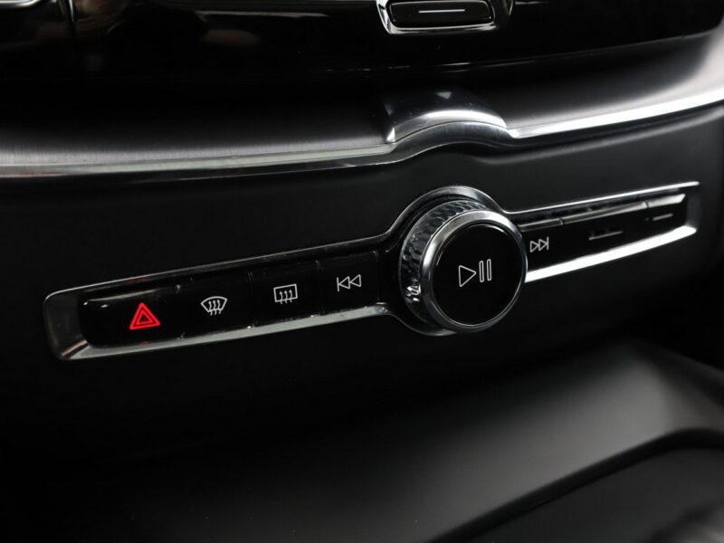 Volvo XC 60 FV23% mHEV 4x4 full LED navi klima auto kamera i czujniki parkowania II (2017-)