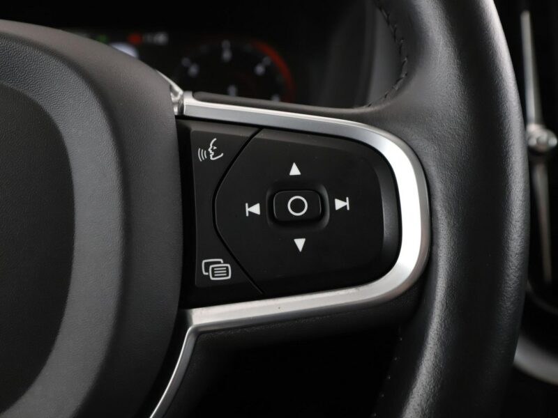 Volvo XC 60 FV23% mHEV 4x4 full LED navi klima auto kamera i czujniki parkowania II (2017-)